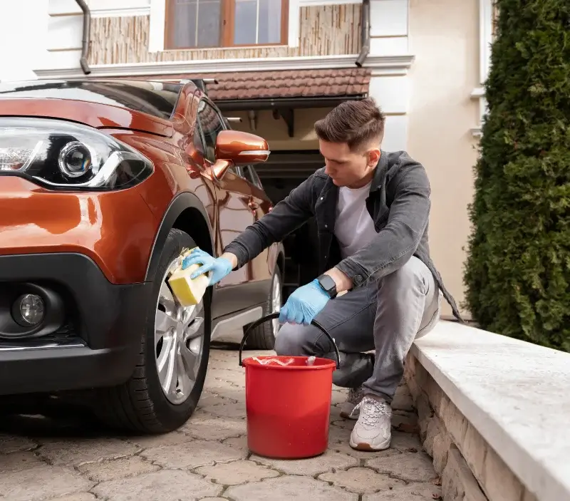 Lavage auto à domicile La Hoguette : professionnel intervenant sur un véhicule